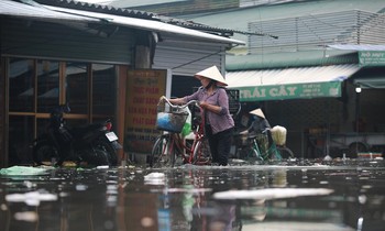 Nước lũ đổ về khiến chợ đầu mối lớn nhất Nghệ An ngập nặng