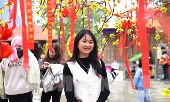 Hàng ngàn người đổ về ngôi chùa linh thiêng ở Nghệ An cầu an, vãn cảnh