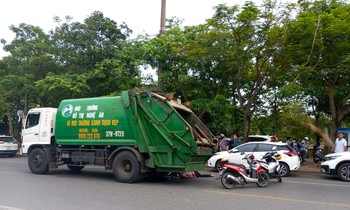 Tài xế xe hơi xuất hiện không cẩn thận, cô nàng văng đi ra thân thiết lối bị xe tải lớn tông tử vong