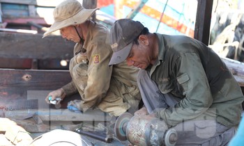 Nhọc nhằn nghề 'bắt bệnh' cho tàu thuyền