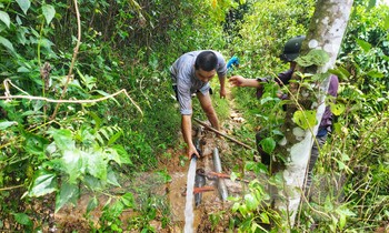 Giáo viên vùng cao băng rừng tìm nước sạch cho trò