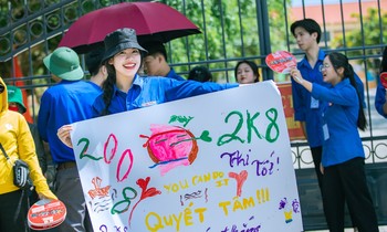 Khoảnh khắc đẹp của những 'bóng hồng áo xanh' tiếp sức mùa thi