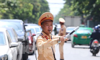Cảnh sát giao thông hỗ trợ, 'tiếp sức' thí sinh vượt vũ môn