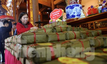 Người dân đội 2.000 chiếc bánh chưng cung tiến vua Mai Hắc Đế
