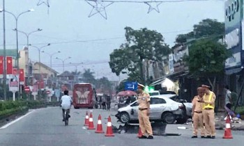 Xe khách đâm nát ô tô con ở Nghệ An, 3 người tử vong tại chỗ