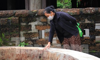 Chiếc giếng cổ làng Đường Lâm được cọ rửa phần bột màu.