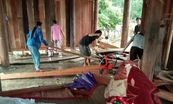 Lốc xoáy kèm mưa đá gây thiệt hại nặng ở huyện biên giới Nghệ An