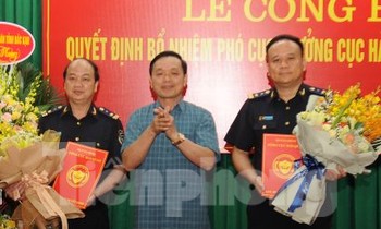 Hai tân Phó cục trưởng Hải quan Cao Bằng nhận Quyết định bổ nhiệm. Ảnh: V.T