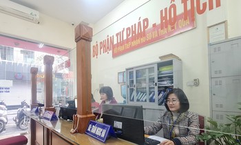 Công sở Hà Nội ngày đầu làm việc: Cán bộ nghiêm túc, công dân thưa vắng