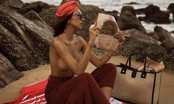 Diện bikini hở bạo xưa rồi, sao nữ này còn mê 'thả rông' bán nude khoe trọn trái đào tiên