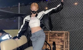 Chỉ đi xem 'sương sương', nhưng nữ thần tượng này cũng gây 'bão' top tìm kiếm Coachella