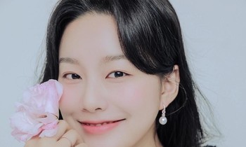 Trên phim chưa hết, Park Yoo Na còn chính thức vào 'nhà đối thủ' của cô bạn thân Moon Ga Young