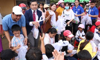 "Trao một cuốn sách – Tặng một tương lai": Khép lại hành trình ươm mầm ước mơ