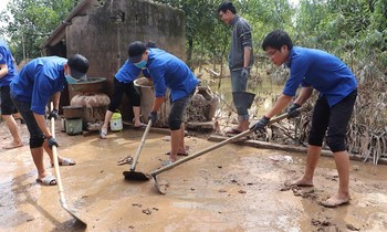 150 Sinh viên Nghệ An hỗ trợ nhân dân Hà Tĩnh khắc phục hậu quả sau mưa lũ