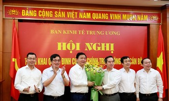 Ông Nguyễn Văn Bình tặng hoa ông Đinh La Thăng (ảnh BKTT.Ư)