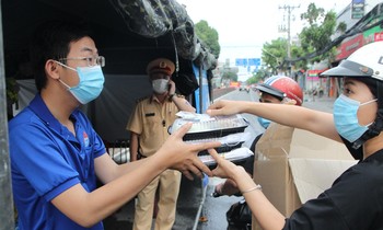 “Tiếp sức tiền tuyến” chống dịch bằng những suất ăn yêu thương