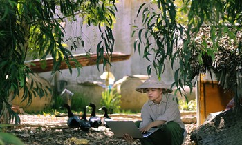 Chàng sinh viên gây ấn tượng với bộ ảnh học online ở quê ngoại