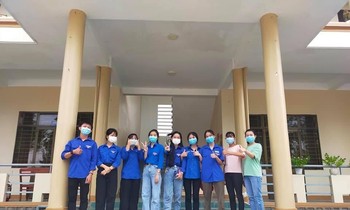 “Áo xanh” hỗ trợ đóng gói thực phẩm gửi vào TP. HCM