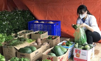“Gian hàng 0 đồng”: San sẻ yêu thương đến sinh viên