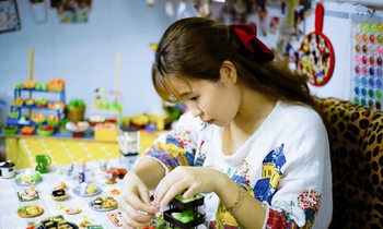 Cô nàng 9X làm giấy khen, thẻ điện thoại mini cho... búp bê