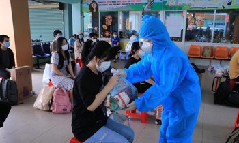 “Chuyến xe yêu thương” đưa sinh viên từ TP. HCM về Bình Dương