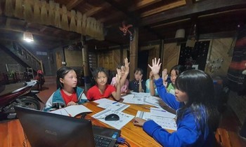“Lớp học Cầu Vồng”: Mang tri thức đến những mảnh đời khó khăn