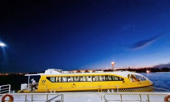Bạn trẻ háo hức được ngắm Sài Gòn về đêm từ tàu buýt sông