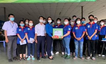 Thành Đoàn TP. HCM thăm sinh viên tình nguyện hỗ trợ sinh viên về TP. HCM học trực tiếp