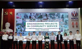 ‘Găng tay phục hồi chức năng’ đoạt giải Nhất cuộc thi 'Dự án kỹ thuật phục vụ cộng đồng'