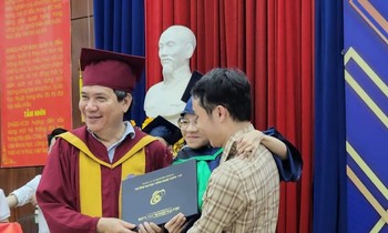 Nữ sinh 'xương thủy tinh' tốt nghiệp đại học Công nghệ với tấm bằng loại Giỏi