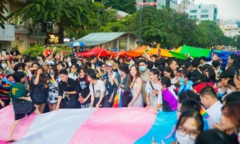 Bạn trẻ TP. HCM đội mưa tham gia sự kiện ‘Đi bộ tự hào’