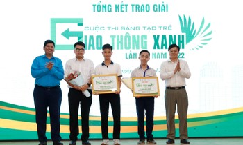 Thiết kế áo choàng gắn đèn xi nhan tự động hỗ trợ cho người đi xe đạp