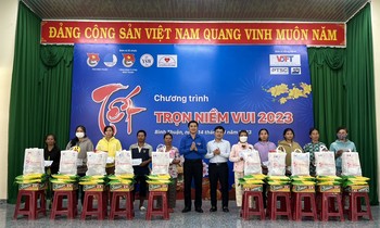 Trung tâm CTXH Thanh thiếu niên cùng các đơn vị chăm lo Tết cho đồng bào khó khăn