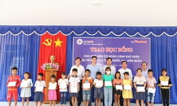 Báo Tiền Phong và Tổng Công ty Điện lực miền Nam trao học bổng cho các em học sinh Bình Phước