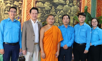 Hội LHTN Việt Nam đến thăm, chúc Tết cổ truyền đồng bào dân tộc Khmer tại TP. HCM