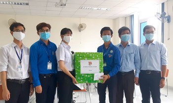 TP. HCM: Tặng quà cho sinh viên tuyến đầu chống dịch