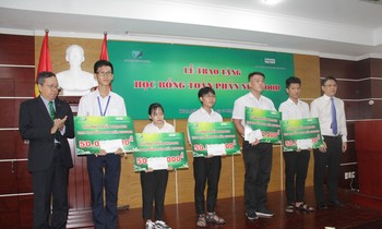 ĐHQG TP. HCM trao 600 triệu đồng học bổng cho sinh viên
