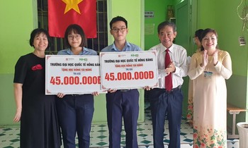 Trường ĐH Quốc tế Hồng Bàng trao học bổng cho hai Kiện tướng quốc gia