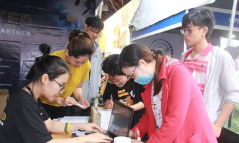 Sôi động “Ngày hội Sinh viên và doanh nghiệp”