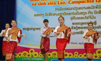 Giao lưu với sinh viên Lào và Campuchia