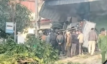 Ô tô tải lao vào nhà dân lúc rạng sáng, 2 người thương vong