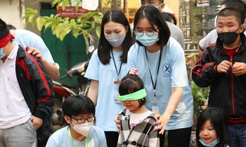 Học sinh trường THPT chuyên Đại học Sư phạm Hà Nội vui chơi cùng các em nhỏ thiệt thòi tại Trung tâm dạy nghề từ thiện Quỳnh Hoa