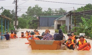 Miền Trung đón lũ, nguy cơ cao sạt lở đất