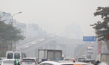 Ô nhiễm không khí kéo dài suốt cả tuần qua. Ảnh: Như Ý.