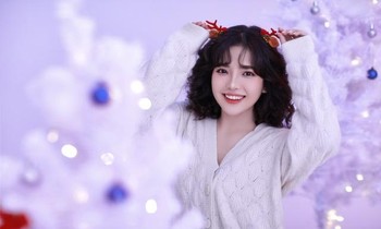 Nữ sinh Văn Hiến ngọt ngào đón Giáng sinh với bộ ảnh tone tím mới lạ