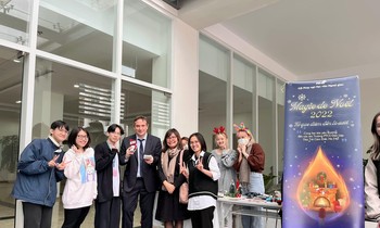 'Pháp' màu Noel của sinh viên Học viện Ngoại giao