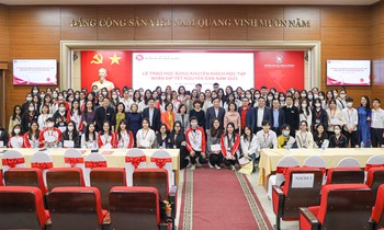 Trường ĐH Ngoại thương trao học bổng Khuyến khích học tập cho 182 sinh viên có hoàn cảnh khó khăn