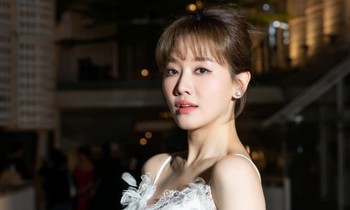Tin có bầu mới lắng, Hari Won lại ‘dậy sóng’ netizen, giải thích việc cố tình nói giọng Việt lơ lớ