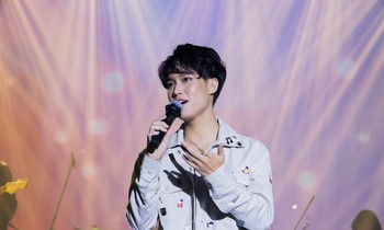 Dàn ca sĩ gen Z Võ Việt Phương, Grey D cùng sinh viên ĐH Luật TP. HCM khuấy đảo đêm nhạc 'Nắng Hạ'