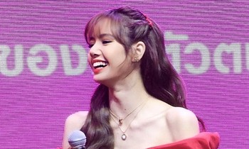 Lisa (BLACKPINK) khoe bờ vai trứ danh trong thiết kế của NTK Công Trí, hé lộ tỷ lệ cơ thể hiếm có